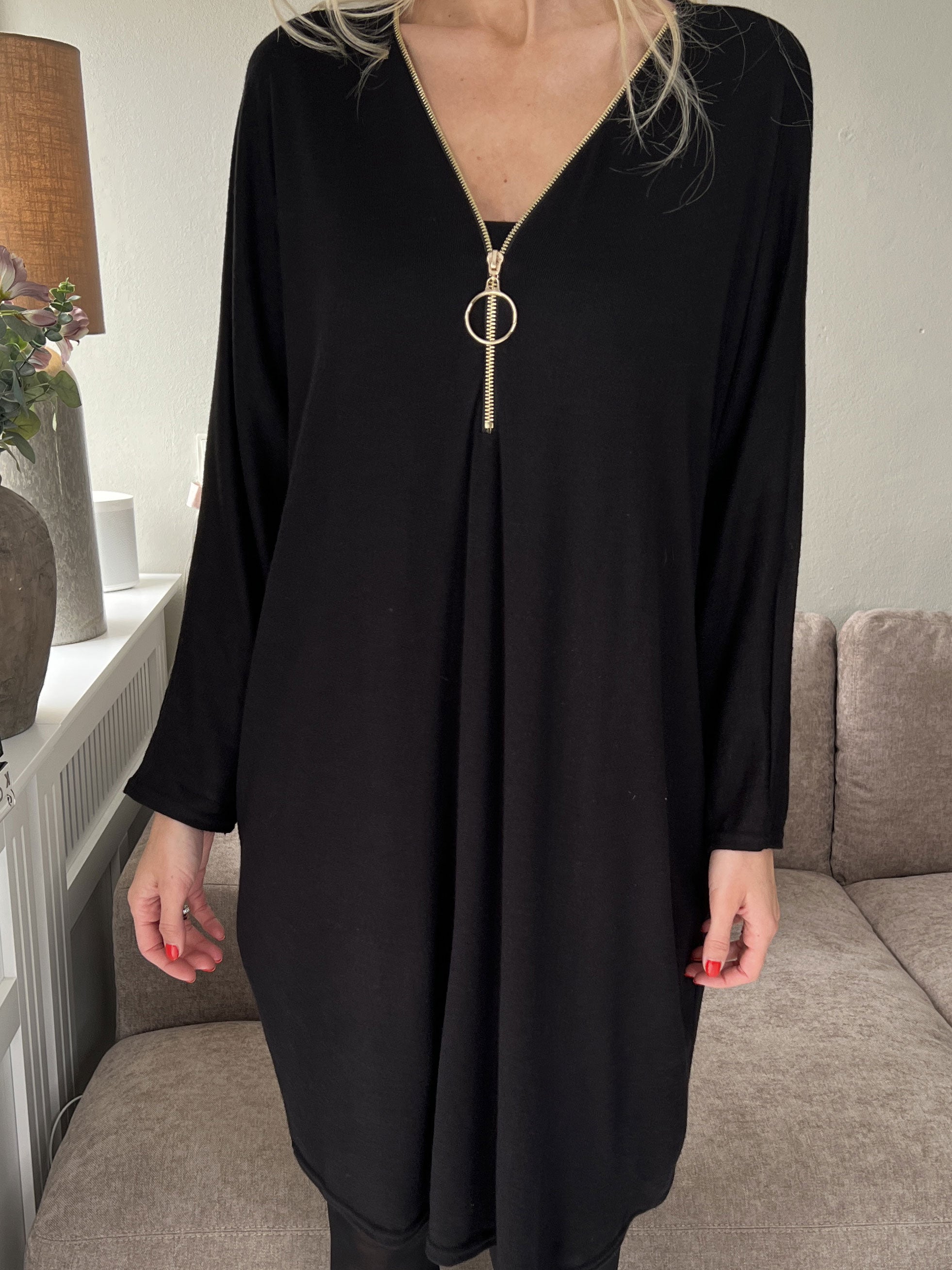 Filippa - Blød strikkjole med lynlås